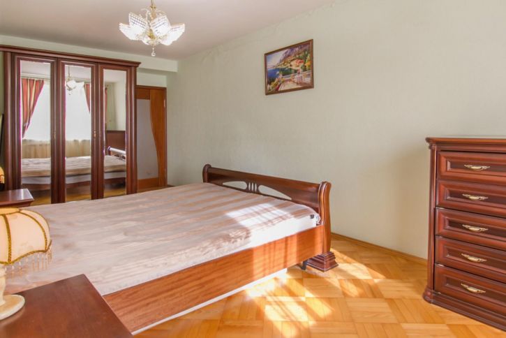 3-комн квартира Старых Большевиков ул., 92А