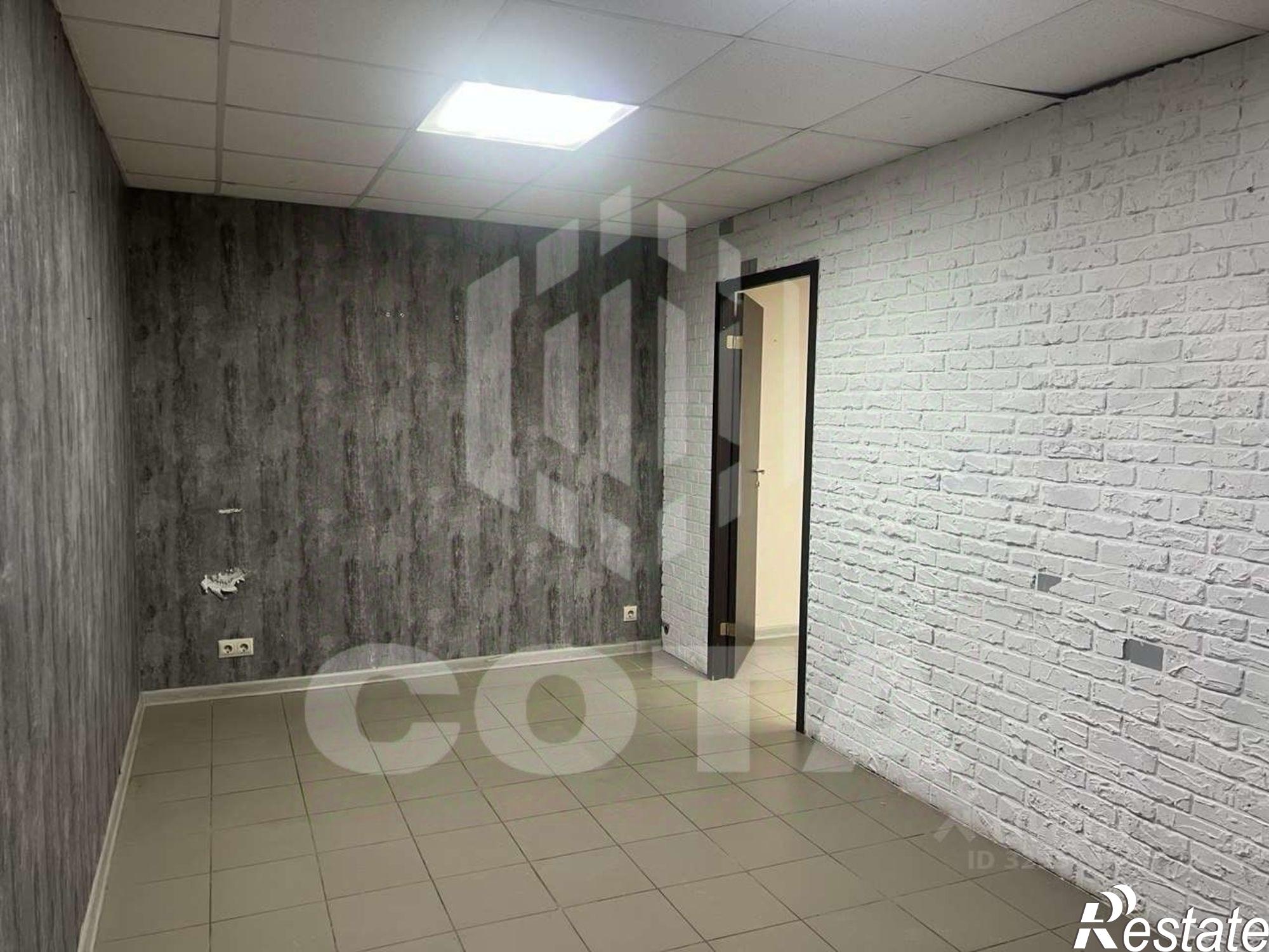 Купить торговое помещение за 7 980 030 рублей на ул Средне-Московская, 45