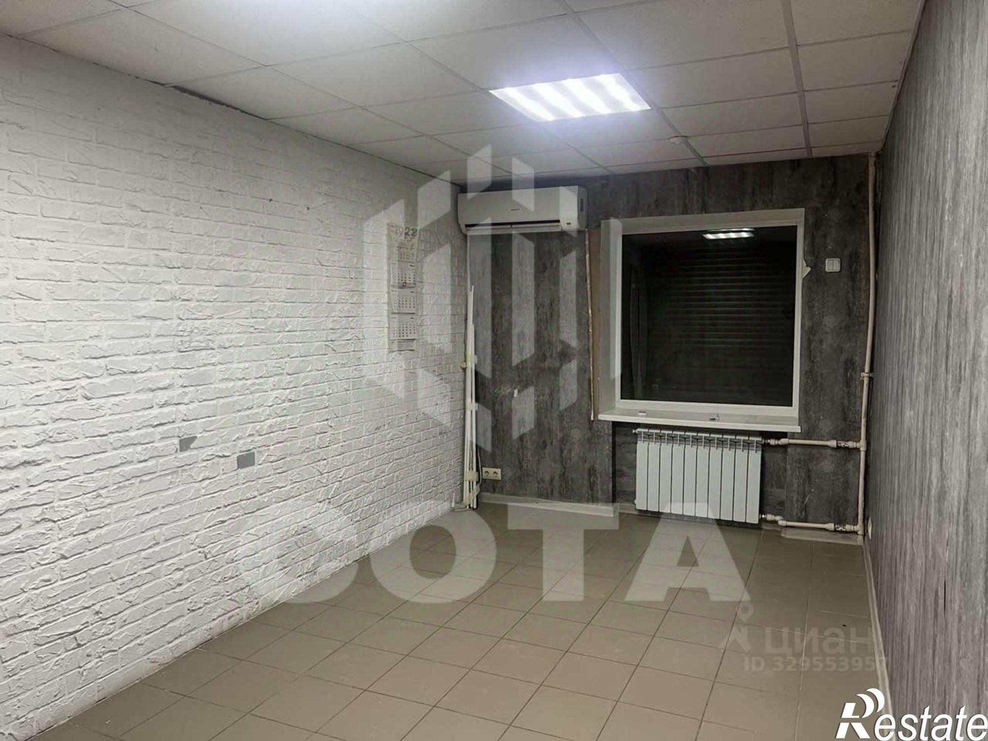 Купить торговое помещение за 7 980 030 рублей на ул Средне-Московская, 45