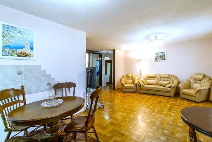 3-комн квартира Старых Большевиков ул., 92А