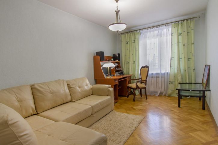 3-комн квартира Старых Большевиков ул., 92А