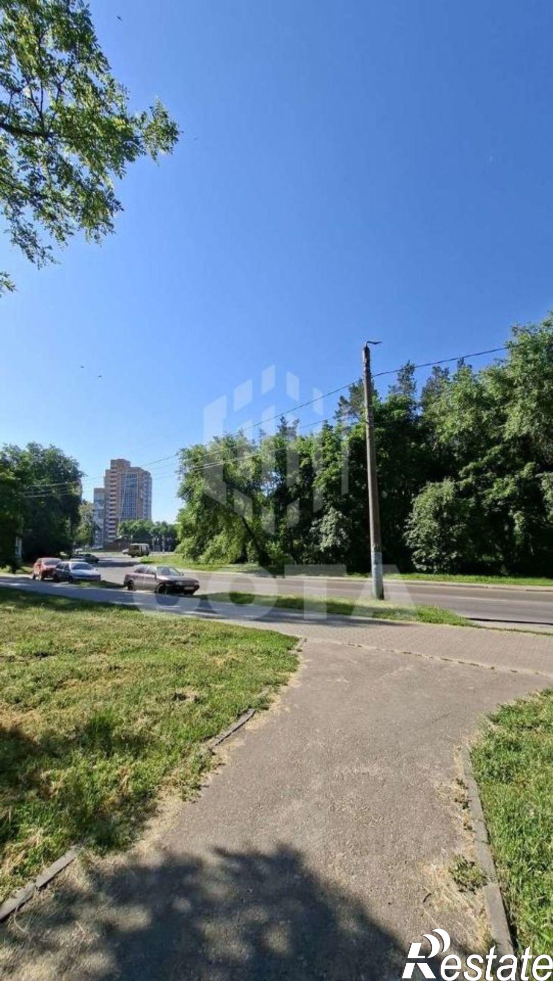 Сдать торговое помещение за 715 рублей на проспект Патриотов, 38
