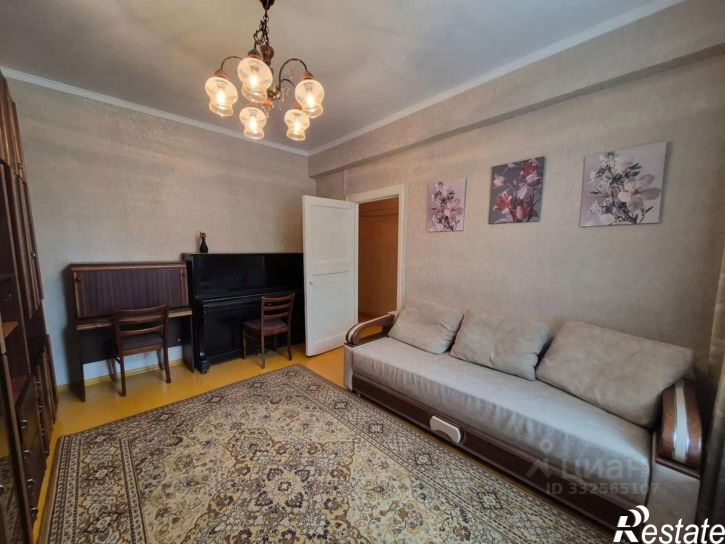 3-комн квартира ул Героев Стратосферы, 8,  д. 8