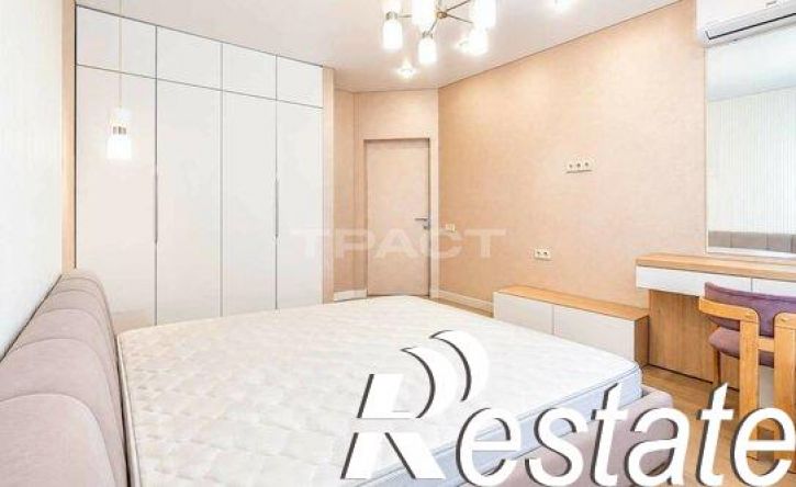 4-комн квартира улица Хользунова, 38/8,  д. 38/8